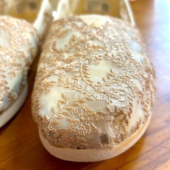 Toms Womens Alpargatas Rose Gold Metallic Hibiscus Floral Lace Size 7.5 … - Picture 5 of 15